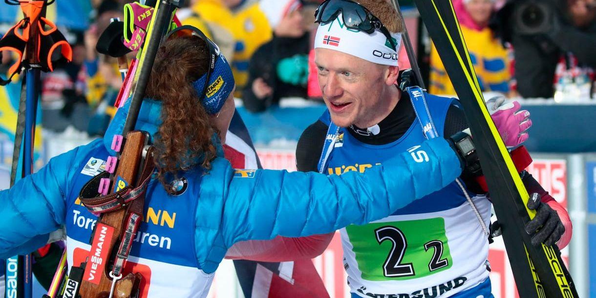 Johannes Thingnes Bø kramar om Hanna Öberg efter singelmixedstafetten, där Norge blåste Sverige på guldet. Nu vill Bø göra om det i herrstafetten.