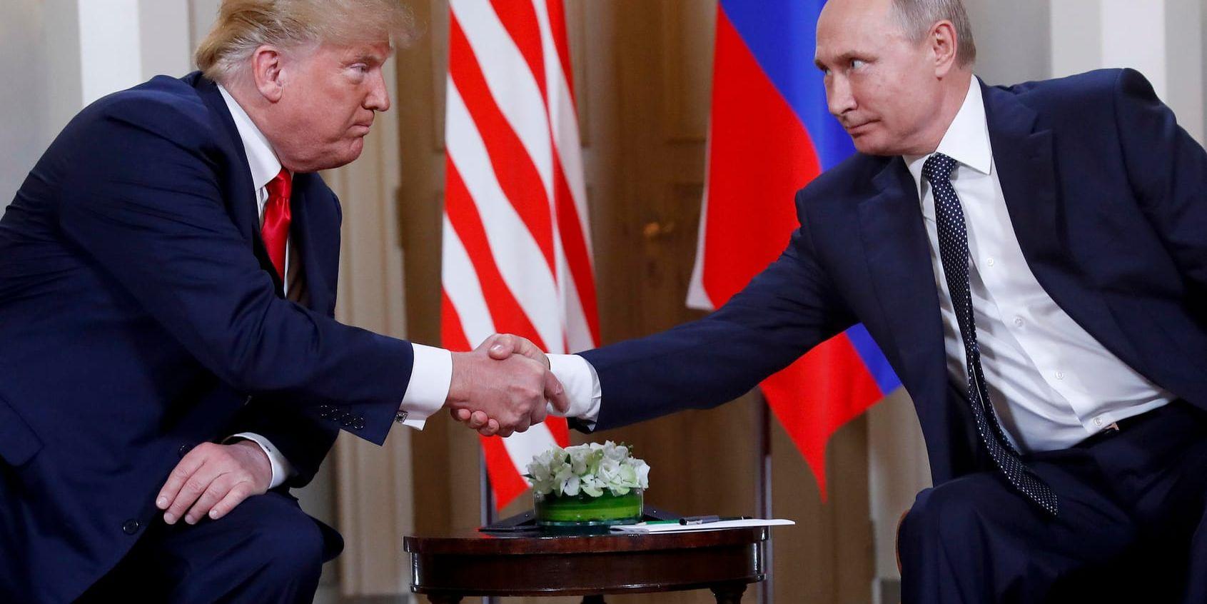 USA:s president Donald Trump, till vänster, och Rysslands president Vladimir Putin vid fjolårets möte i Helsingfors.