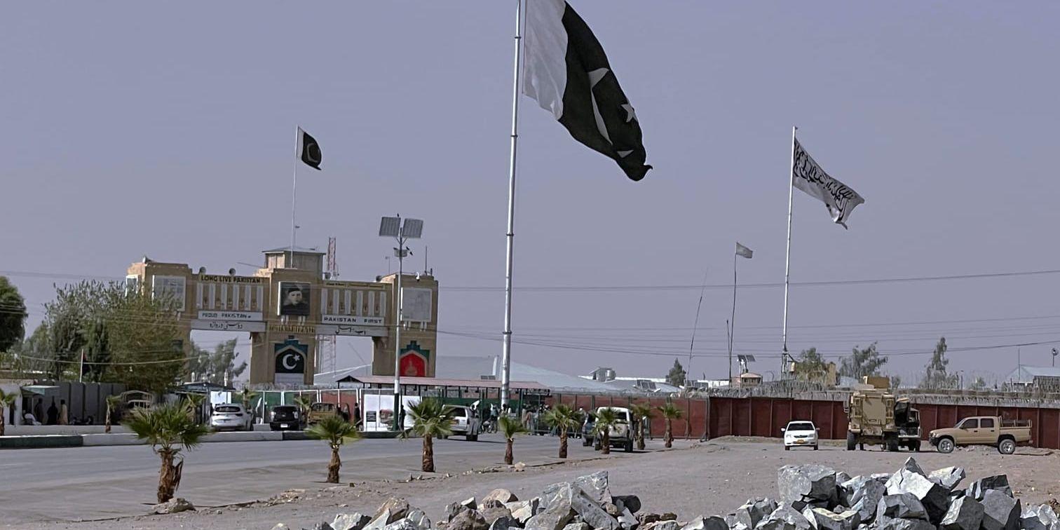 Pakistanska och talibanska flaggor vajar på varsin sida av gränsen. Arkivbild.