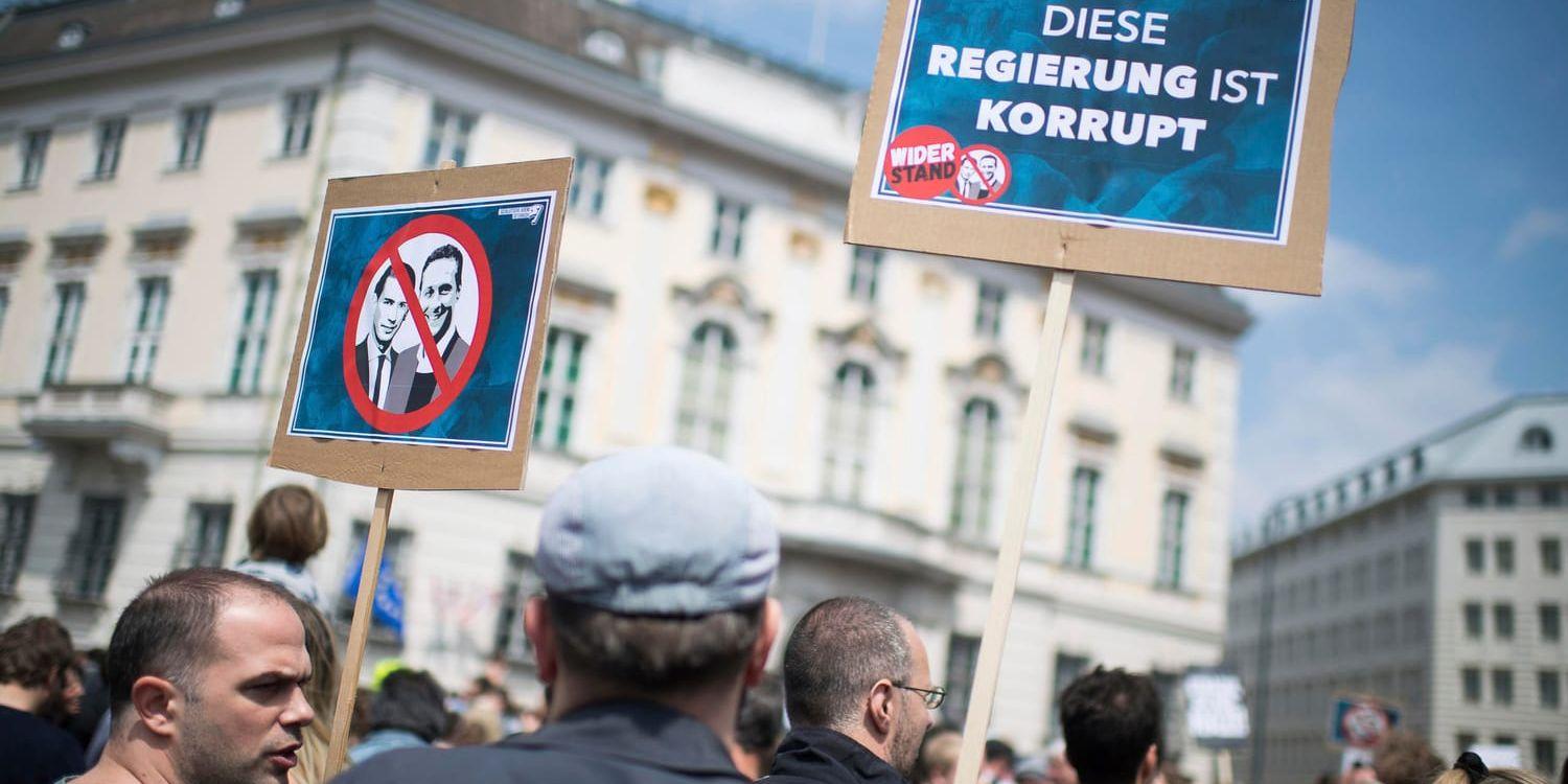 Tusentals demonstranter samlades på lördagen i regeringskvarteren i Wien och krävde nyval.