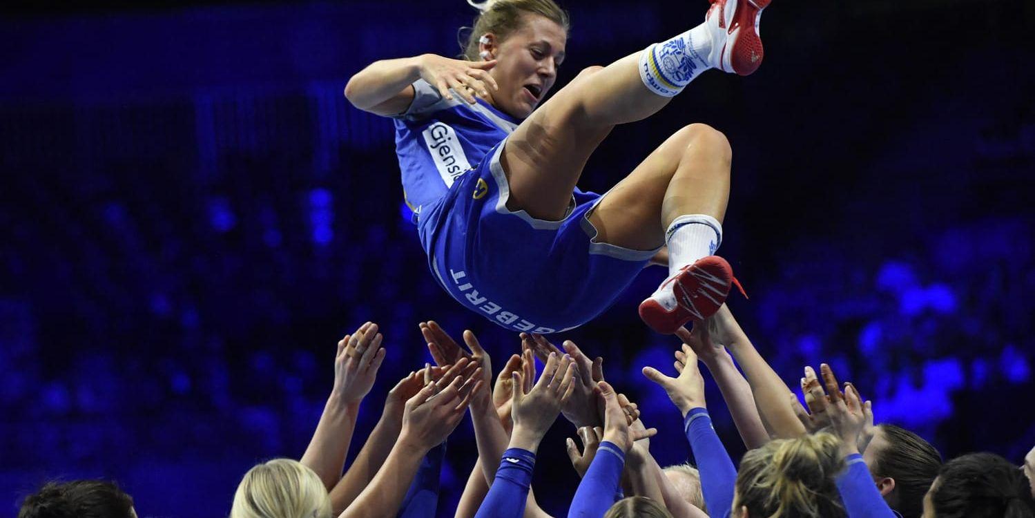 Nathalie Hagman hyllades av lagkamraterna efter att ha gjort makalösa 17 mål i Sveriges kross mot Ryssland.