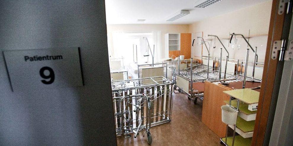 Idag står många salar tomma på Dalslands sjukhus i Bäckefors. Hur framtiden ser ut återstår nu att se. Mycket tyder på att det framöver blir hälso- och sjukvårdsnämnden i Dalsland och politikerna där som får ansvaret att handla upp den verksamhet som ska bedrivas.