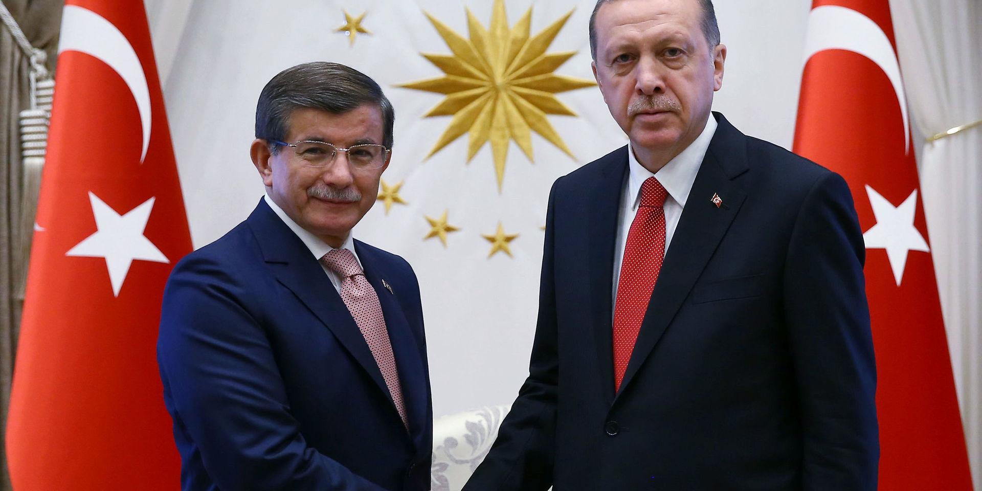 Turkiets expremiärminister Ahmet Davutoglu (till vänster) och president Recep Tayyip Erdogan på en bild från 2016, när de fortfarande var allierade. 