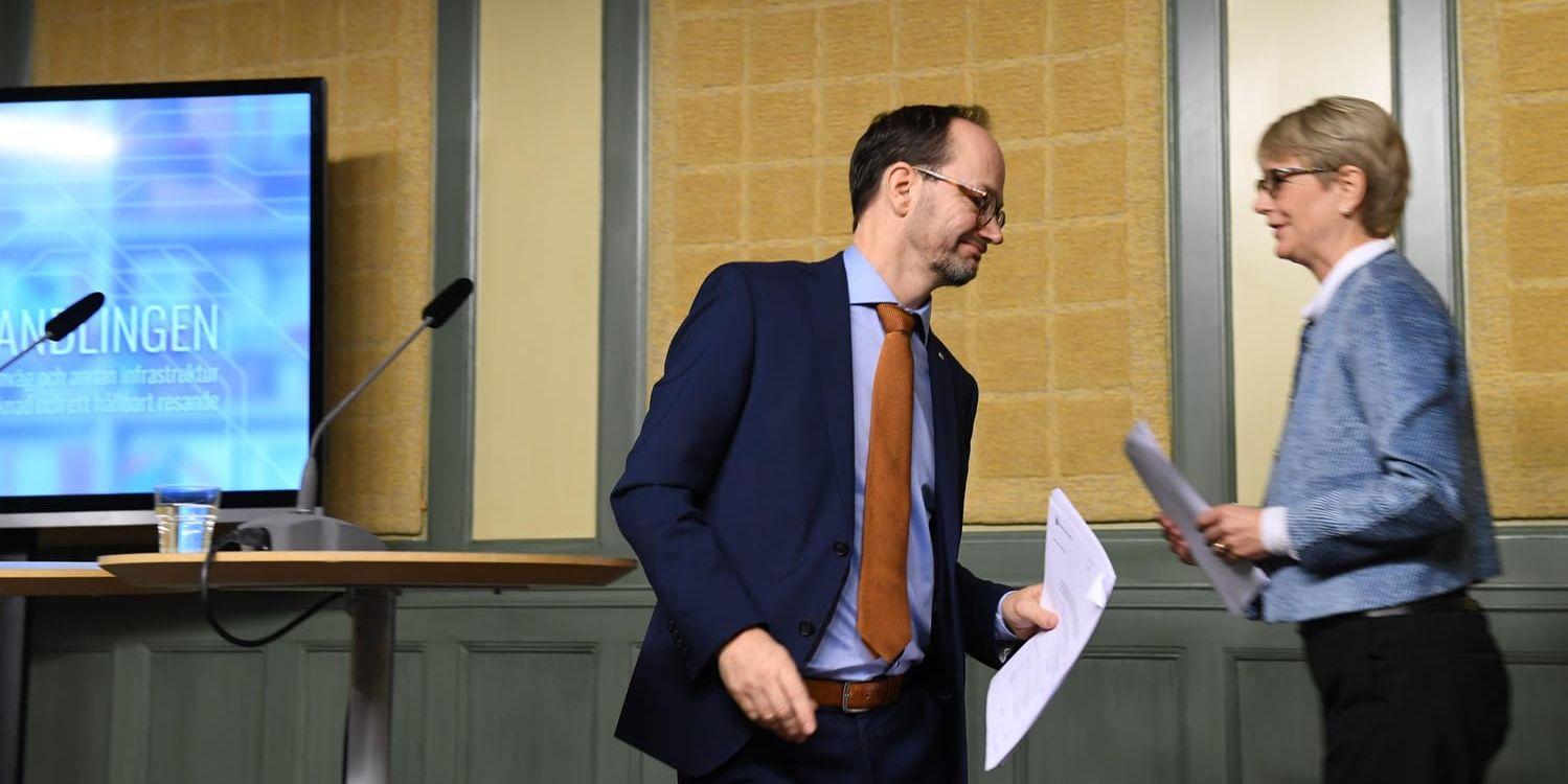 Infrastrukturminister Tomas Eneroth tar emot Sverigeförhandlingens tjocka lunta med förslag av Catharina Håkansson Boman.
