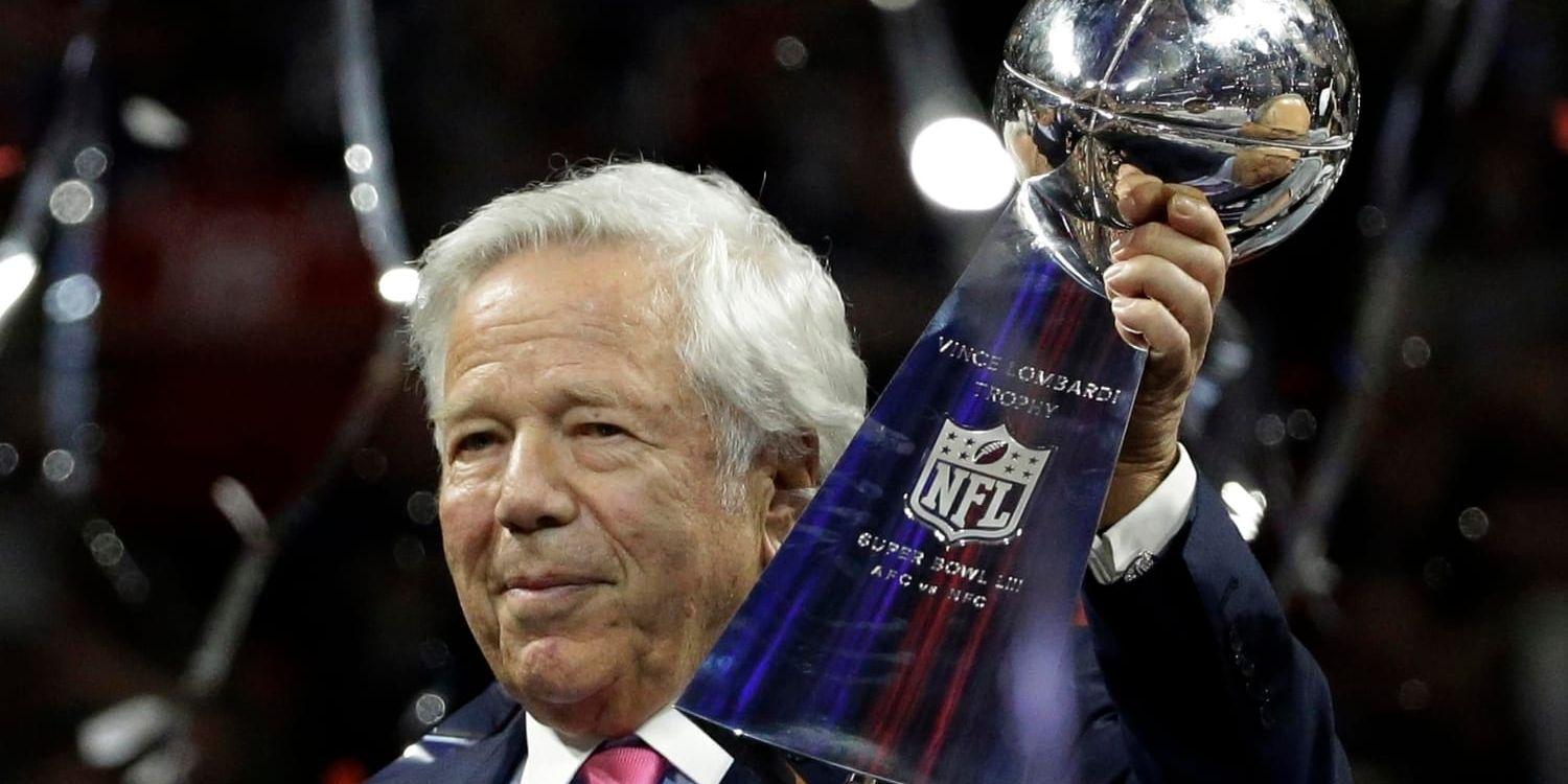 Robert Kraft lyfter Super Bowl-bucklan efter New Englands seger tidigare denna månad. Nu anklagas Kraft för sexköp.