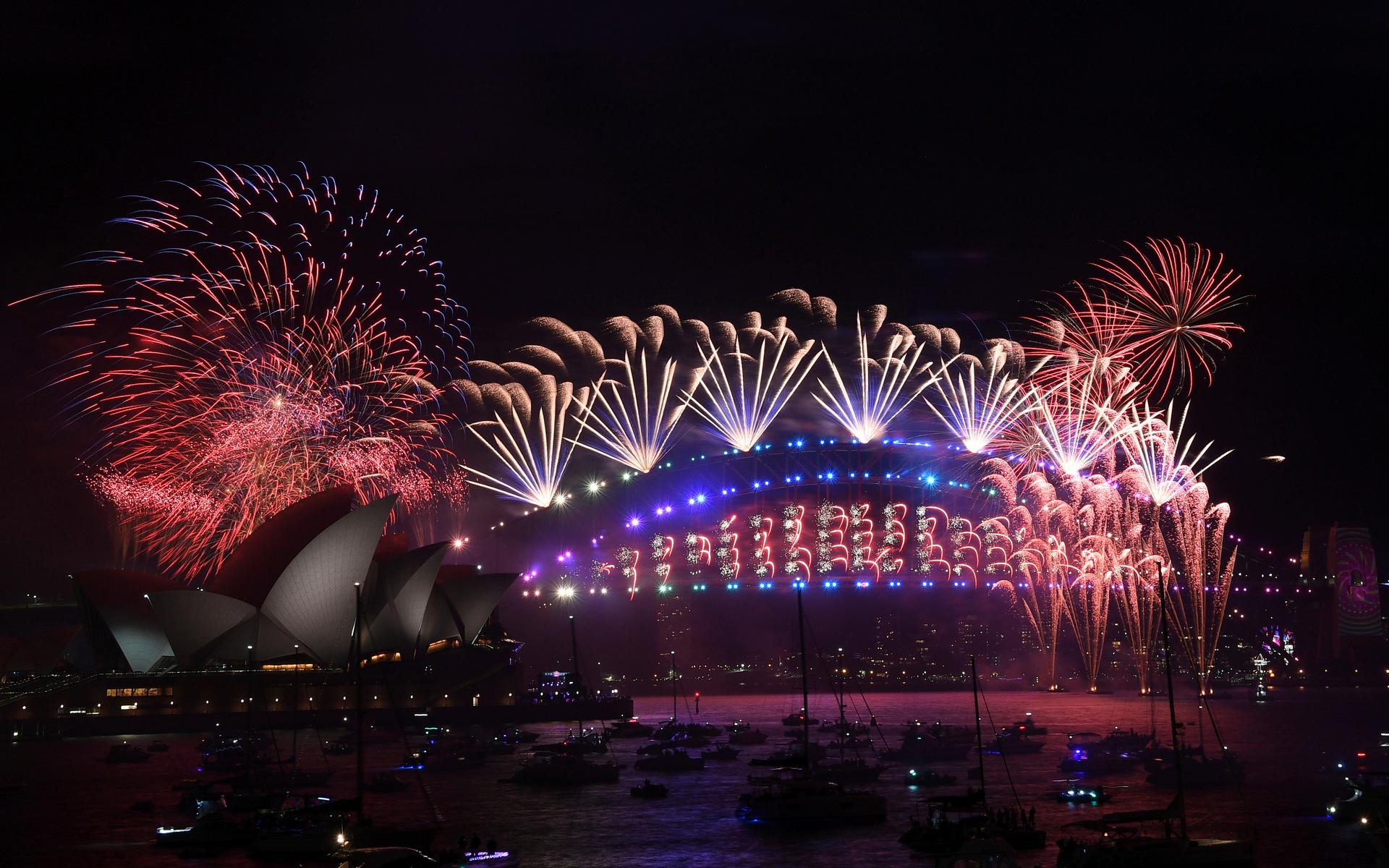 Fyrverkerier över Sydneys operahus i Australien, vars befolkning som är bland de som får fira nyår först på jorden.