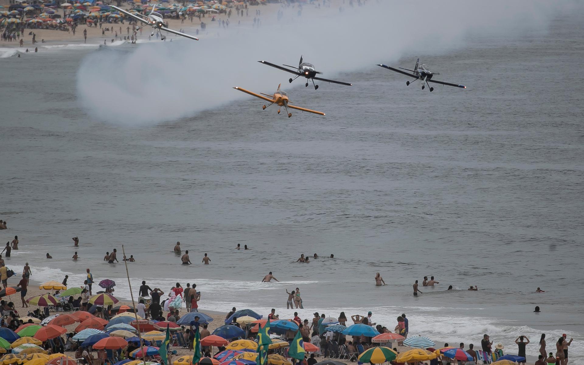 I Rio de Janeiro får man vänta lite till på tolvslaget, de ligger fyra timmar efter Bohuslän. ”The Smoke Squadron” från brasilianska flygvapnet flyger över Copacabanas strand.