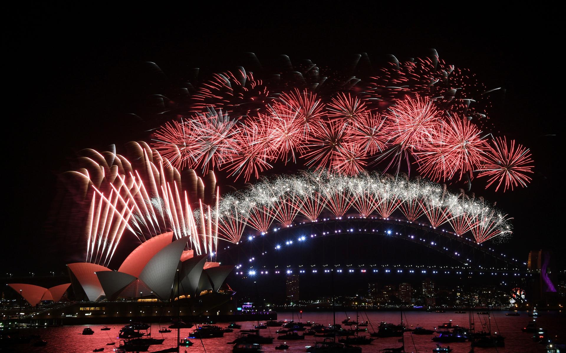 Traditionsenligt firas en fyrverkerishow av nära den kända byggnaden i Sydneys hamn.