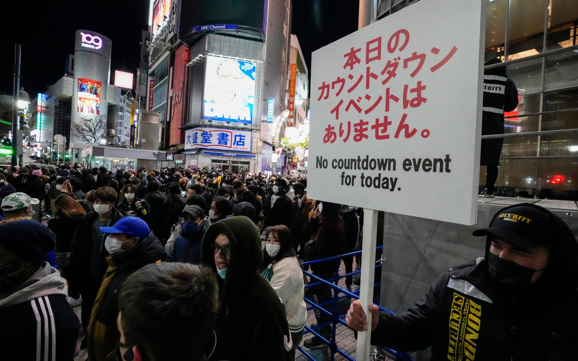Tokyo-bor möts av en skylt som förklarar att det inte blir någon nedräkning vid det berömda övergångsstället Shibuya i år.