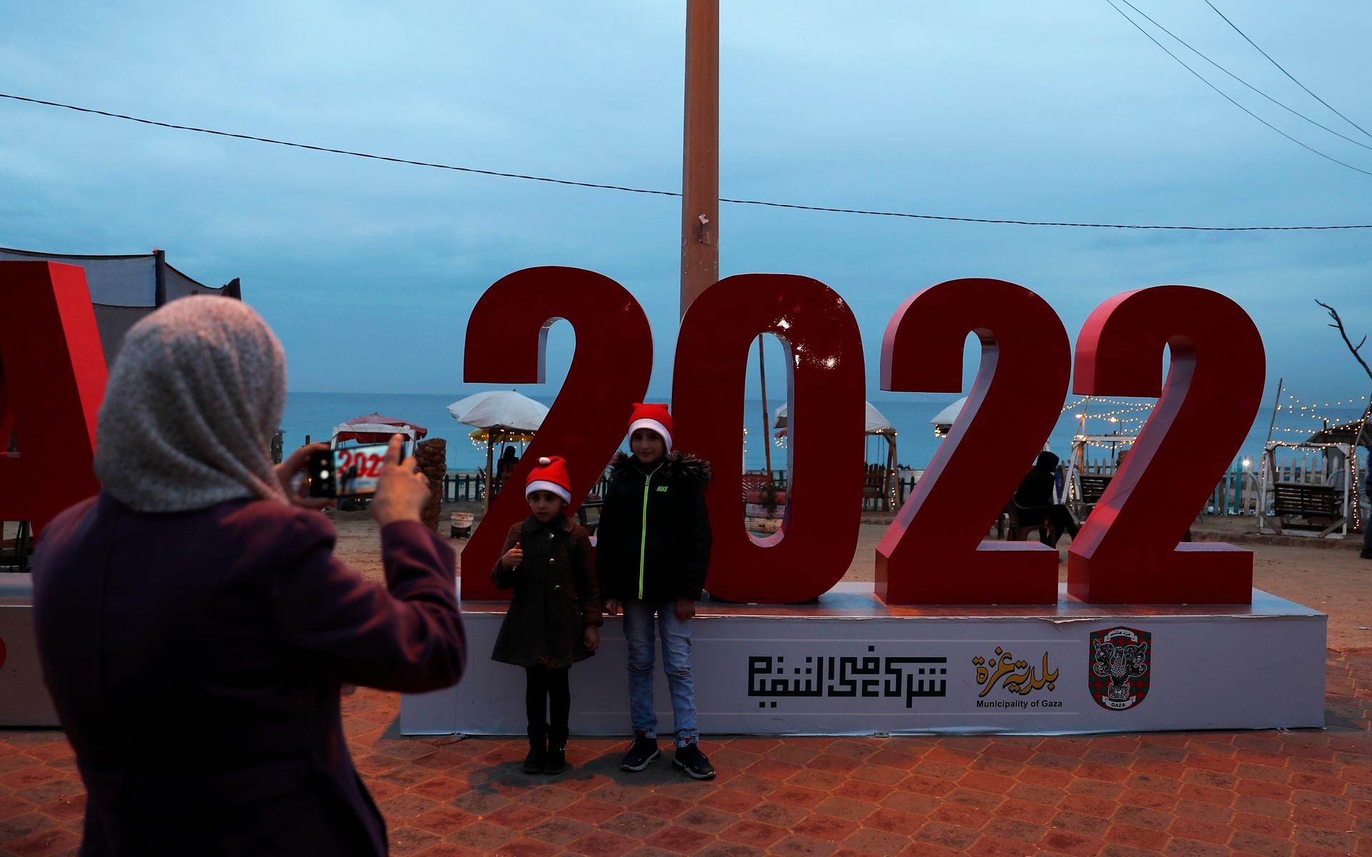 På stranden i Gaza har man även satt upp nyårsdekorationer inför tolvslaget. Här ringer man in det nya året en timme innan Bohuslän, som ligger en timme efter.