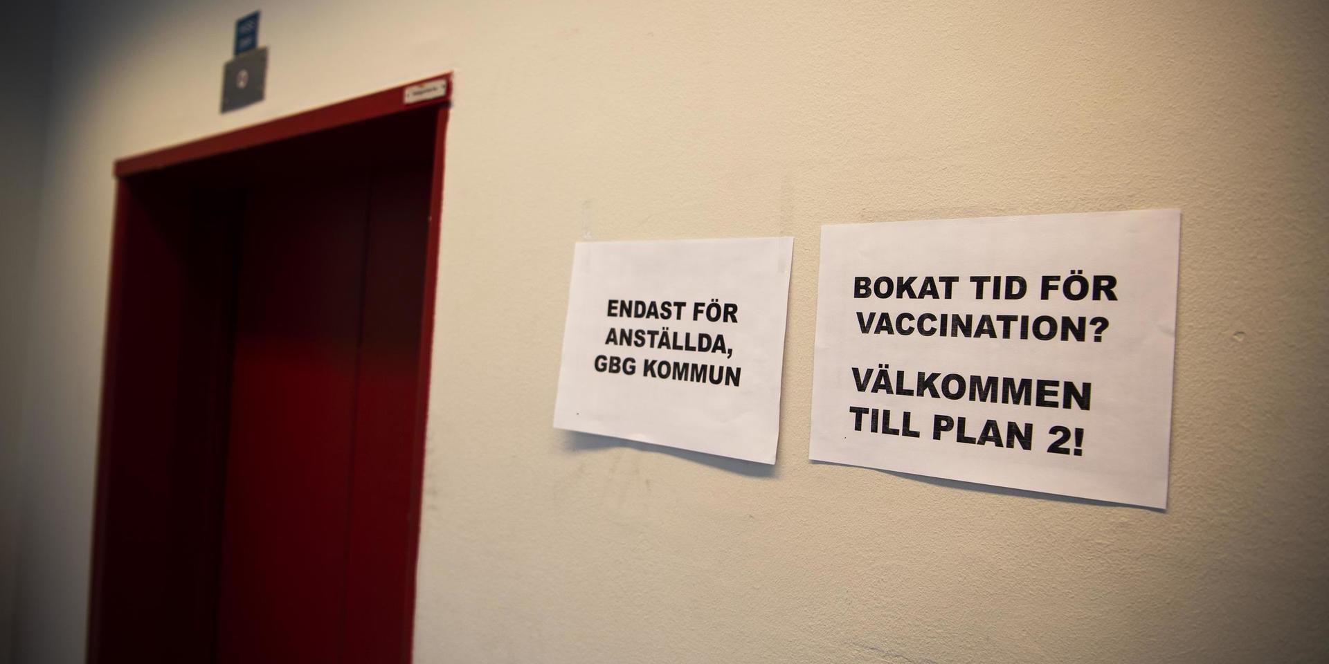 I entrén till en av mottagningarna anges att vaccinationerna endast är för kommunanställda. Men vem som helst kan boka in sig för att ta sprutan.