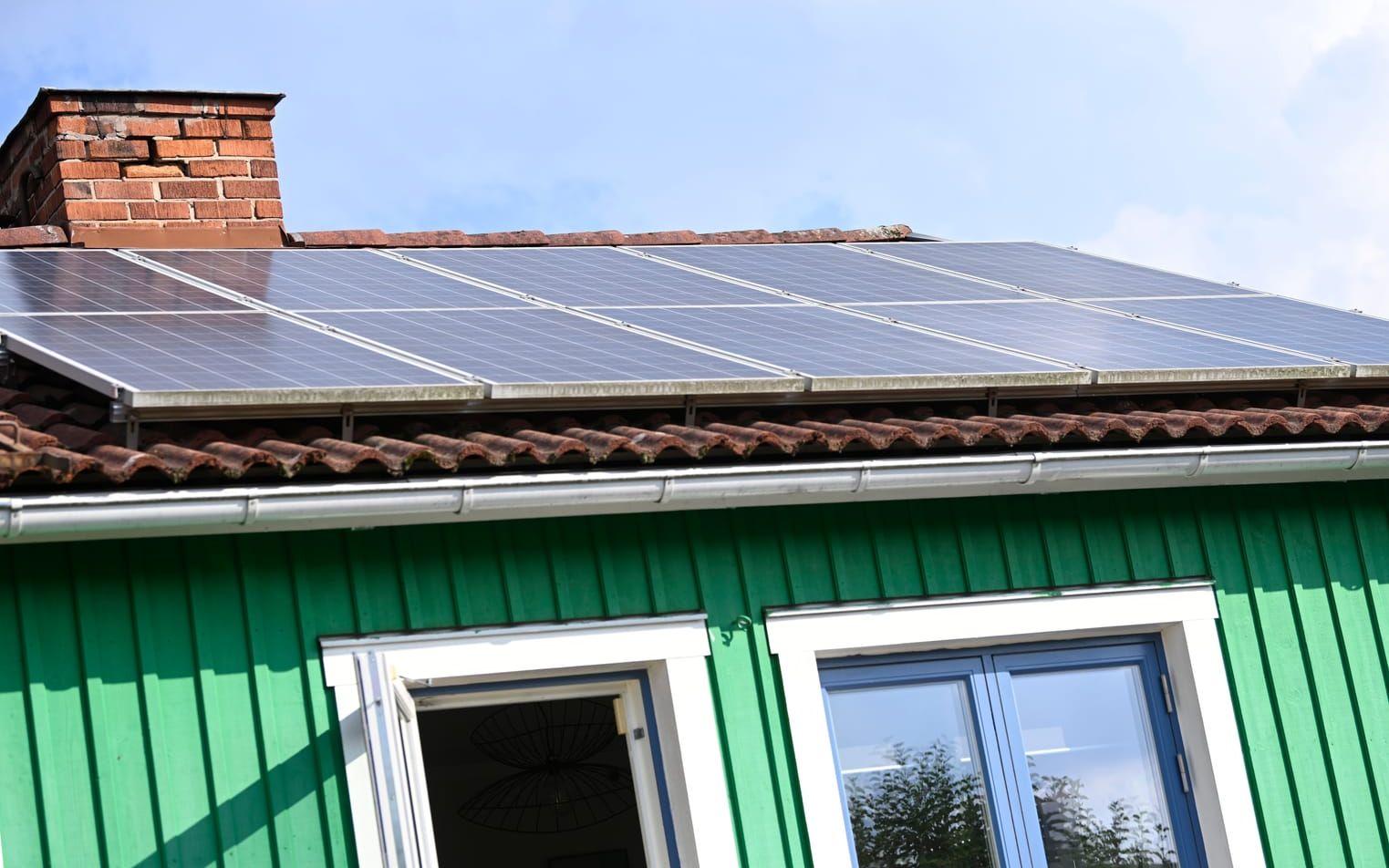 Allt fler hustak ser ut som den här villan i Uppsala. Arkivbild.