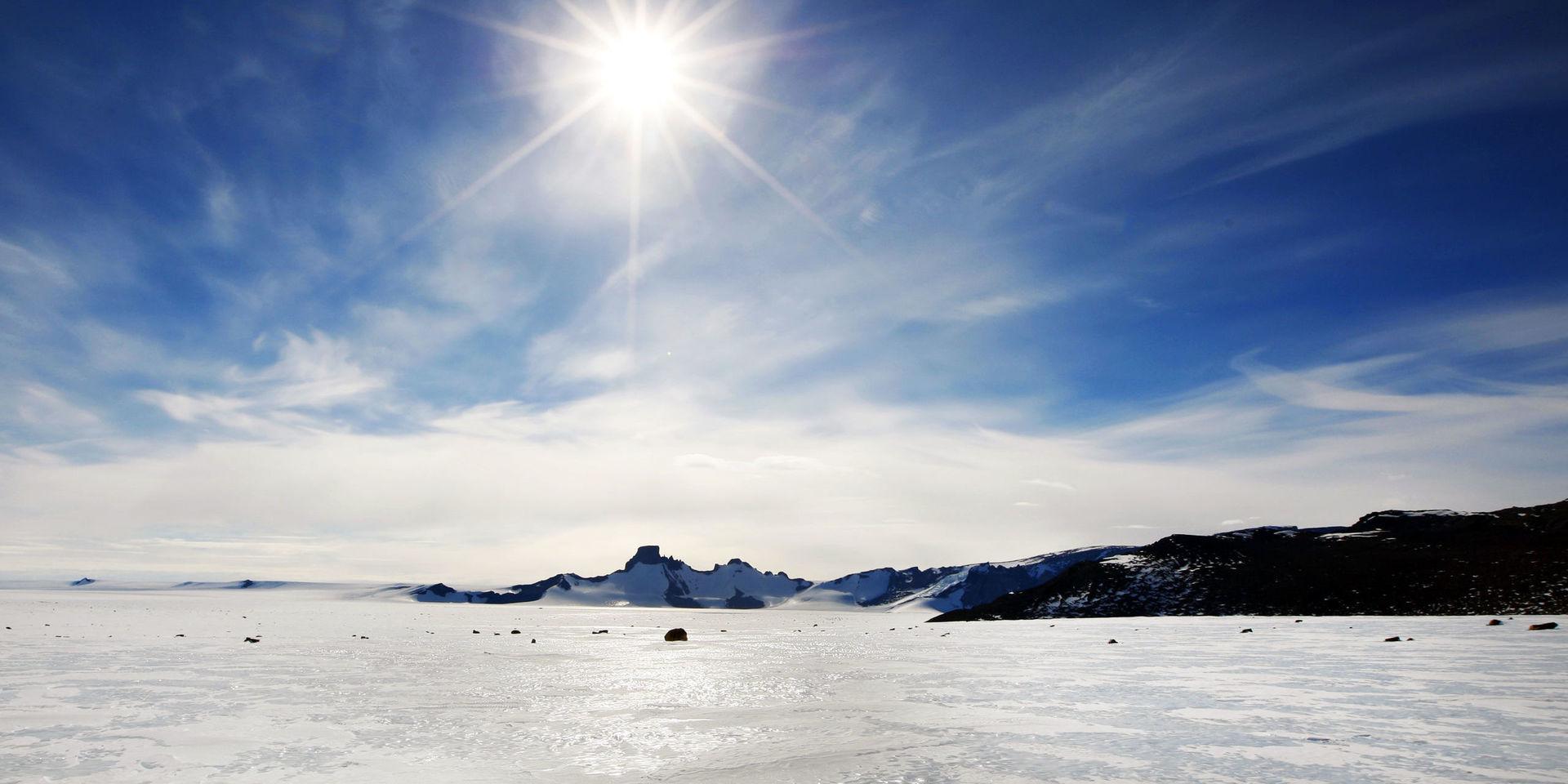 Rekordvärme har uppmätts i Antarktis. Bilden visar området runt den norske forskningsstationen Troll i Drottning Mauds land på Antarktis. 