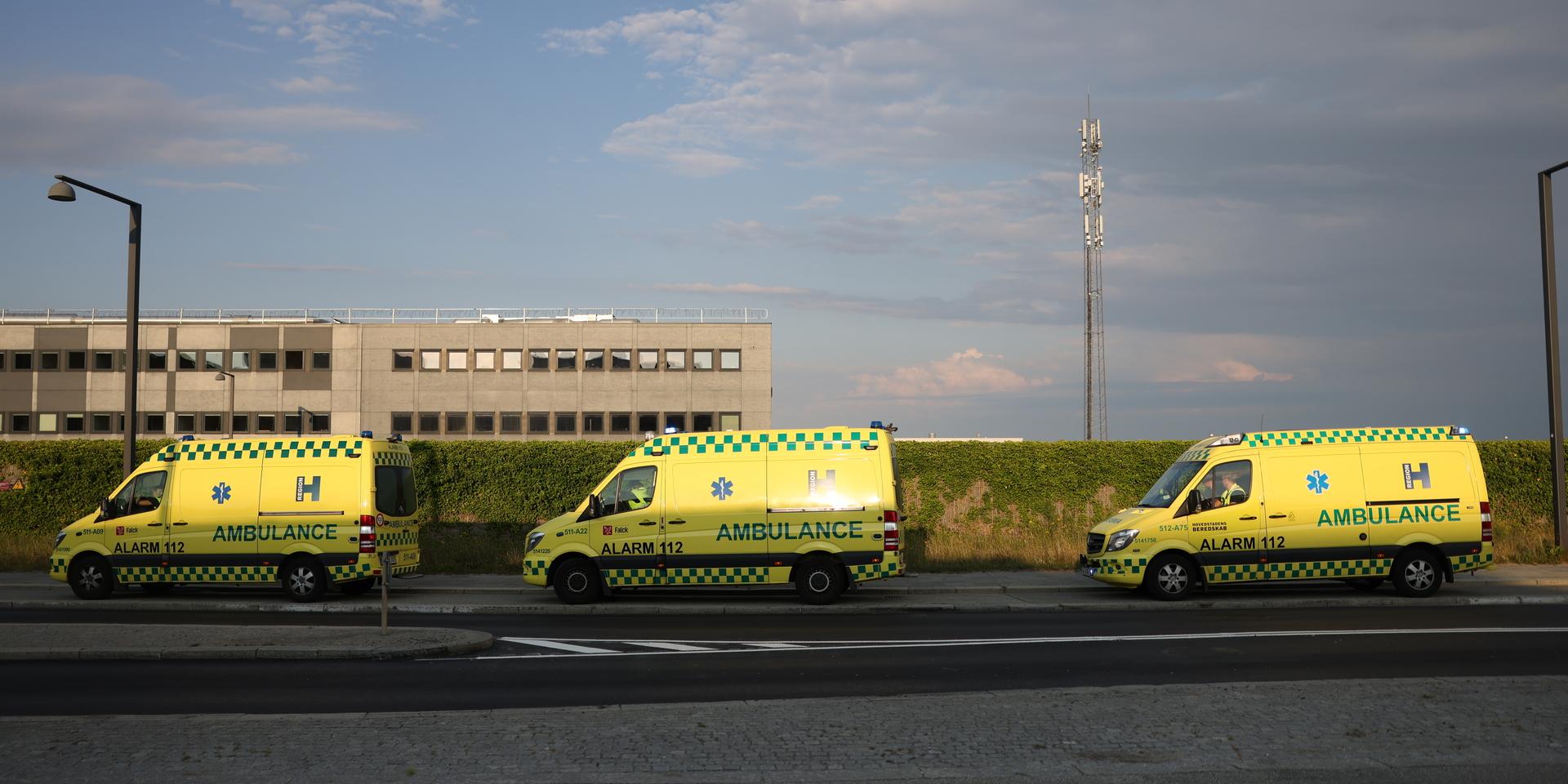 Ambulanser i närheten av köpcentrumet i Köpenhamn där flera personer blivit skjutna.