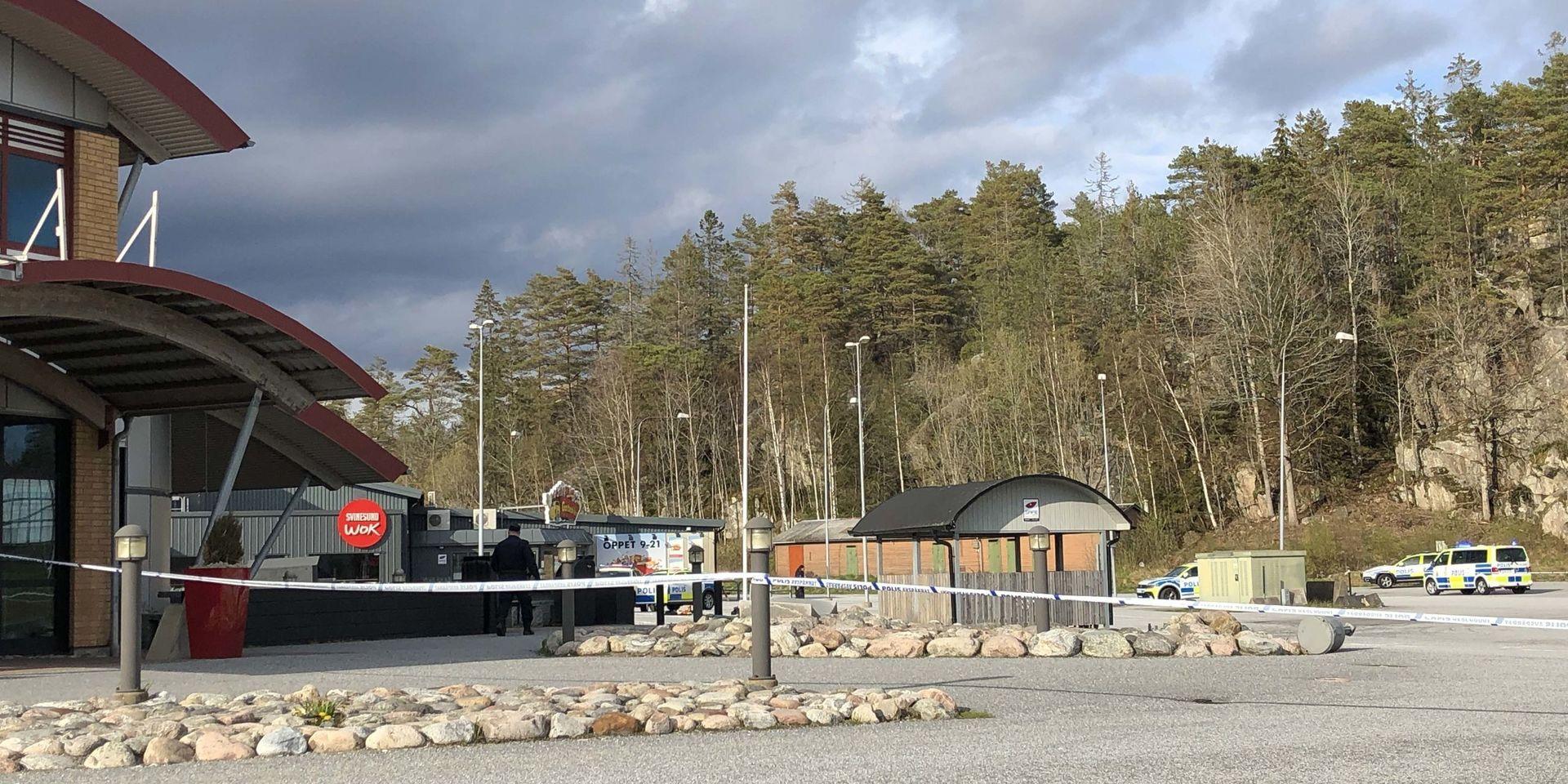 Polisen larmades till Svinesunds handelsområde på grund av ett misstänkt rånförsök –  då blev de själva utsatta för den knivbeväpnade gärningsmannen.