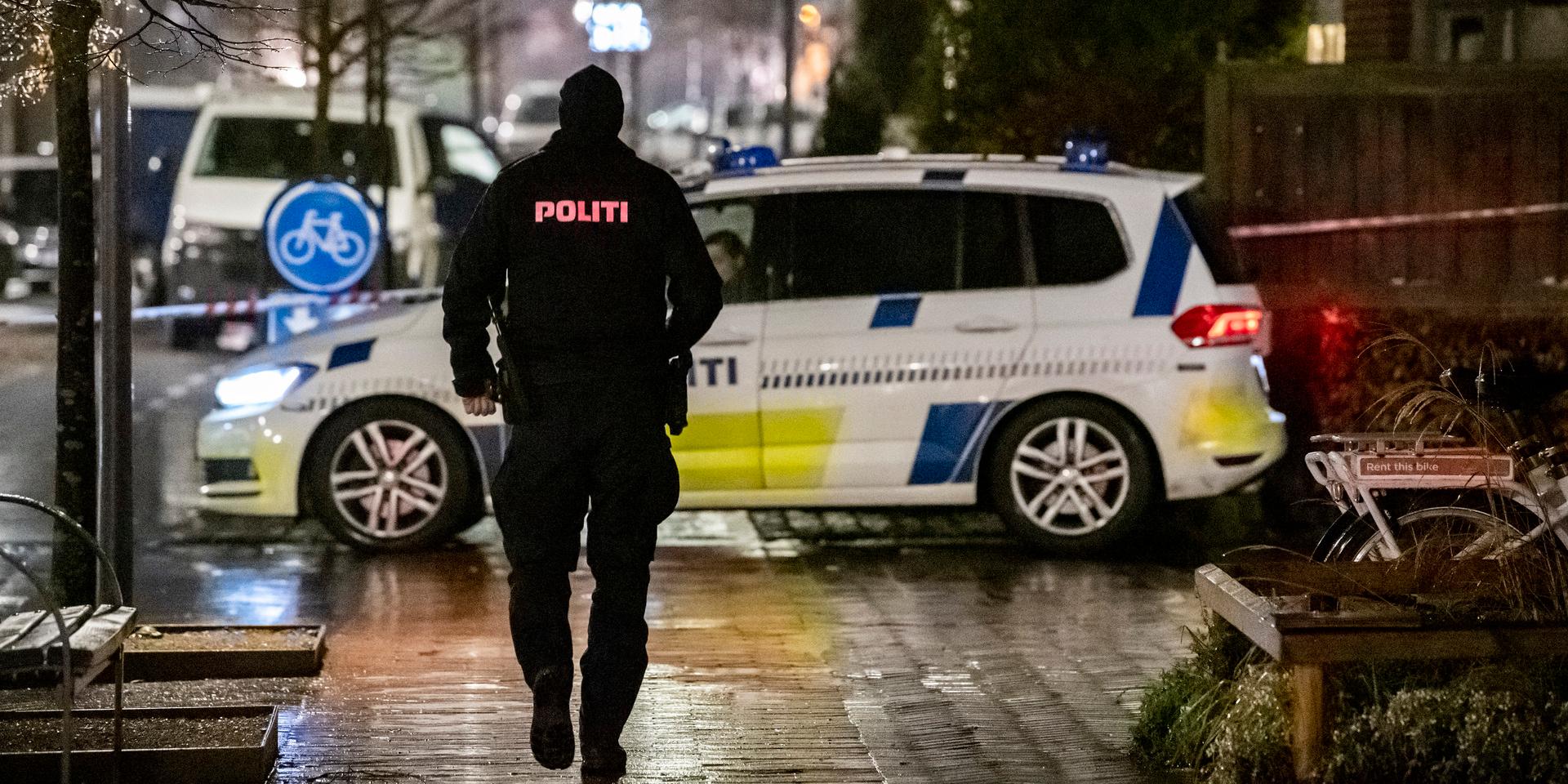 Polis på plats vid frisörsalongen på Islev Torv i Rødovre i västra Köpenhamn efter att tre personer skadats i en skottlossning, varav en avlidit.