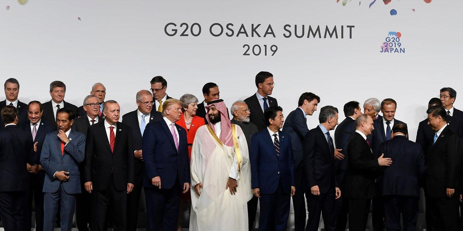 USA:s president Donald Trump och Saudiarabiens kronprins Mohammed bin Salman i mitten och längst fram vid gruppfotot av världsledare från G20-toppmötet i Osaka i Japan.