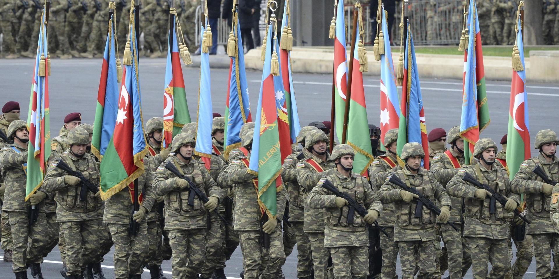 Azeriska trupper marscherar under en militärparad i Baku i veckan, för att fira fredsavtalet med Armenien kring Nagorno-Karabach.