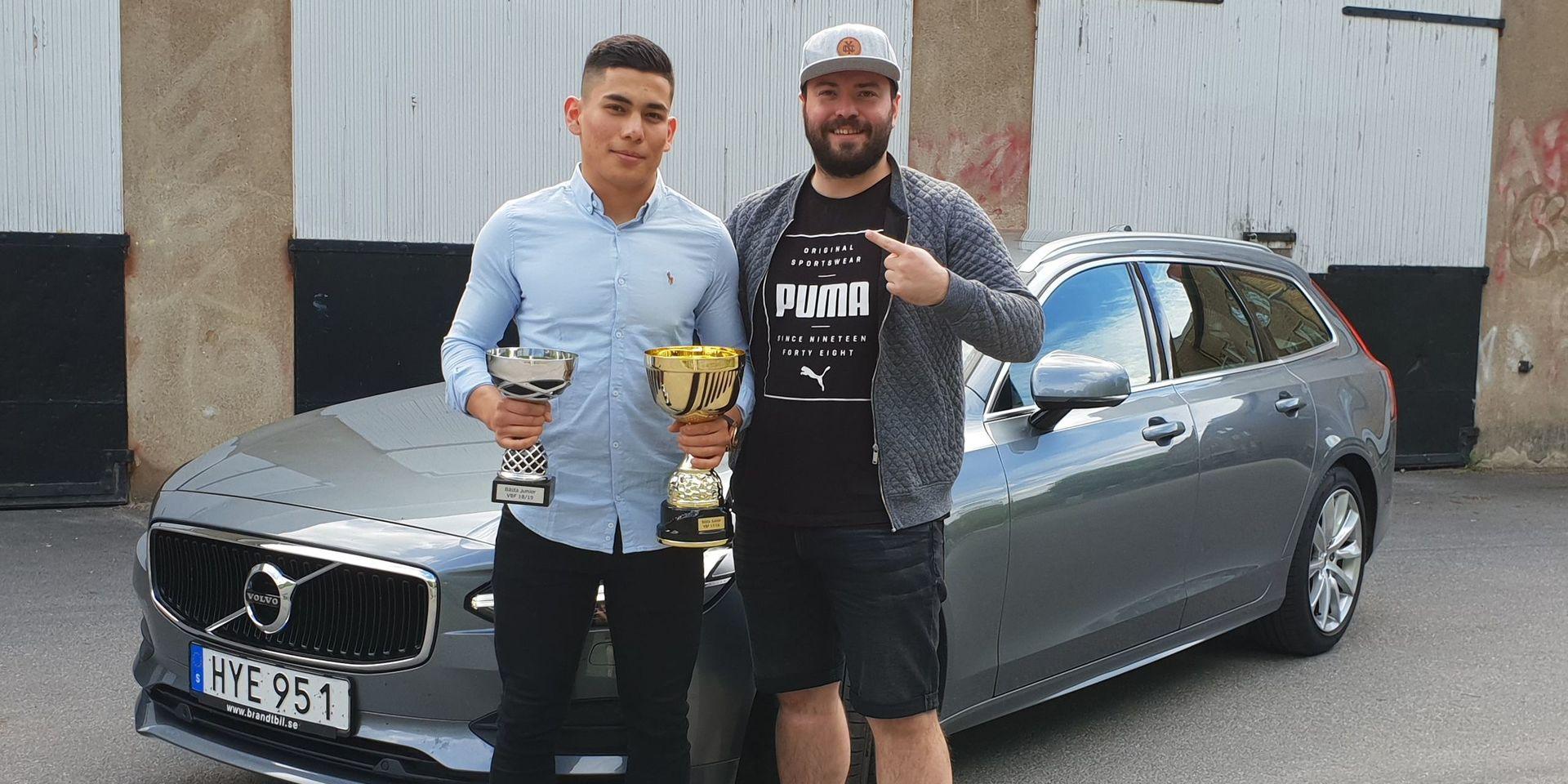 Taher Ibrahimzad har på nytt blivit utsedd till årets junior av Västergötland boxningsförbund. Här tillsammans med sin tränare Alnes Omerovic. 
