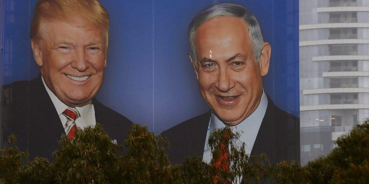 Benjamin Netanyahu använder sin goda relation till Donald Trump i kampanjmaterial inför vårens val. Arkivbild.