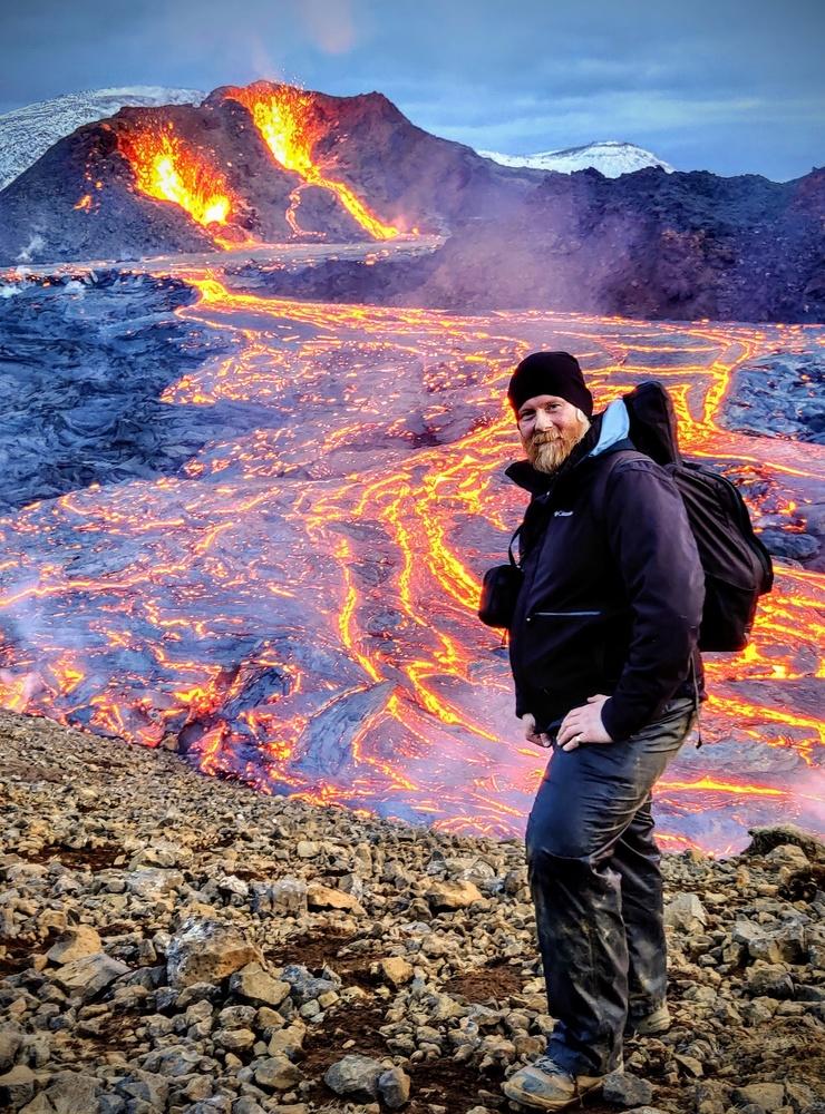 Daníel Páll Jónasson framför den aktiva vulkanen.