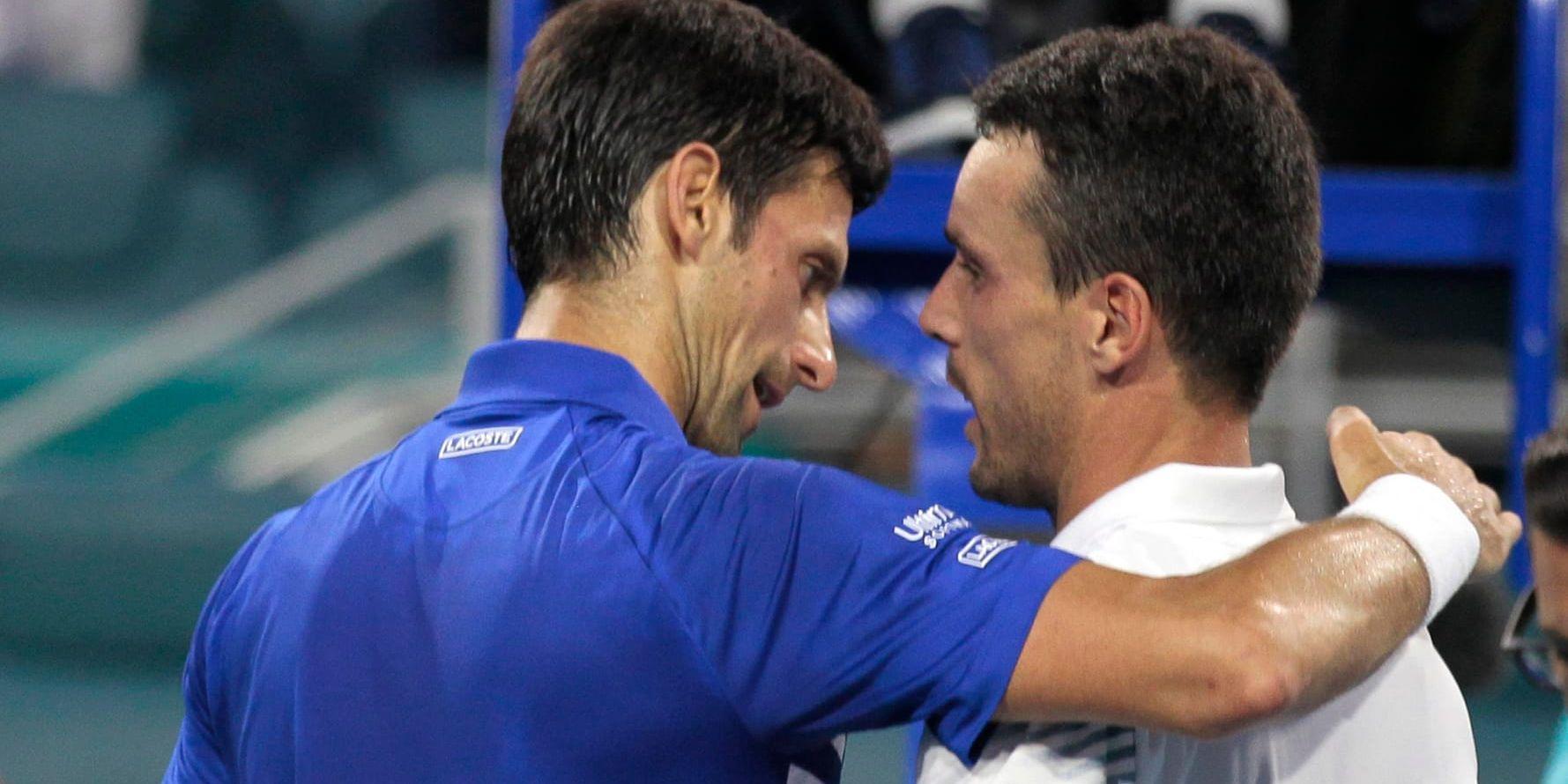 Tennisettan Novak Djokovic klappar om segraren Roberto Bautista Agut i Miami Masters.