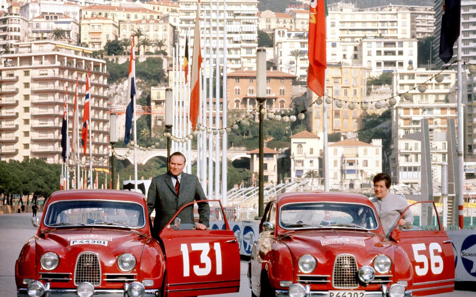 Erik Carlsson och Pat Moss med sina Saabbilar i Monte Carlo 1964.