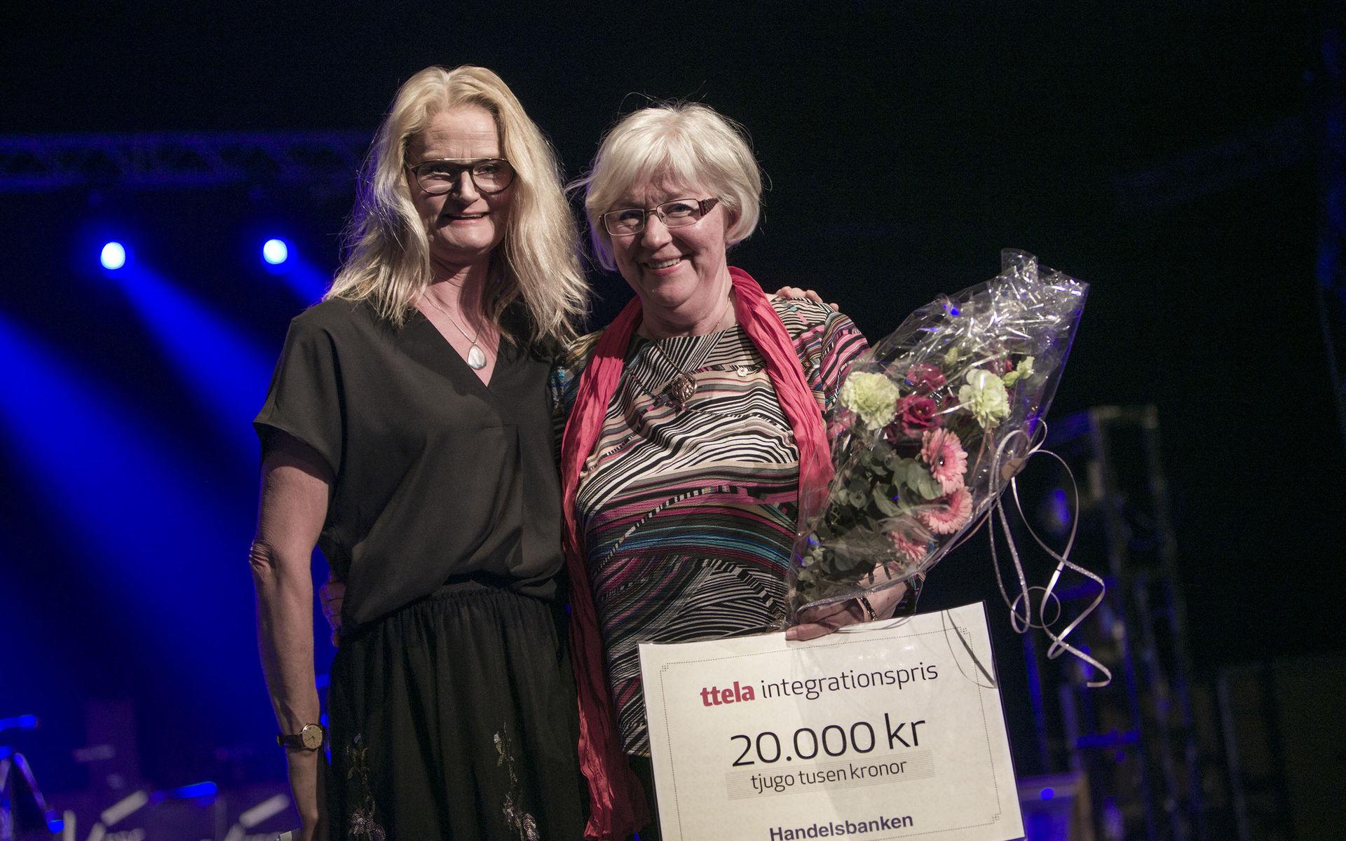 Marianne Barrljung fick motta TTELA:s Integrationspris 2018 av TTELA:s publisher och ansvarig utgivare Cecilia Frisk.