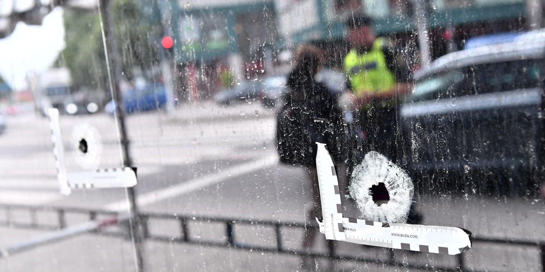 Kulhål i fönstret på Drottninggatan i Malmö där tre män sköts till döds i juni i fjol. Arkivbild.