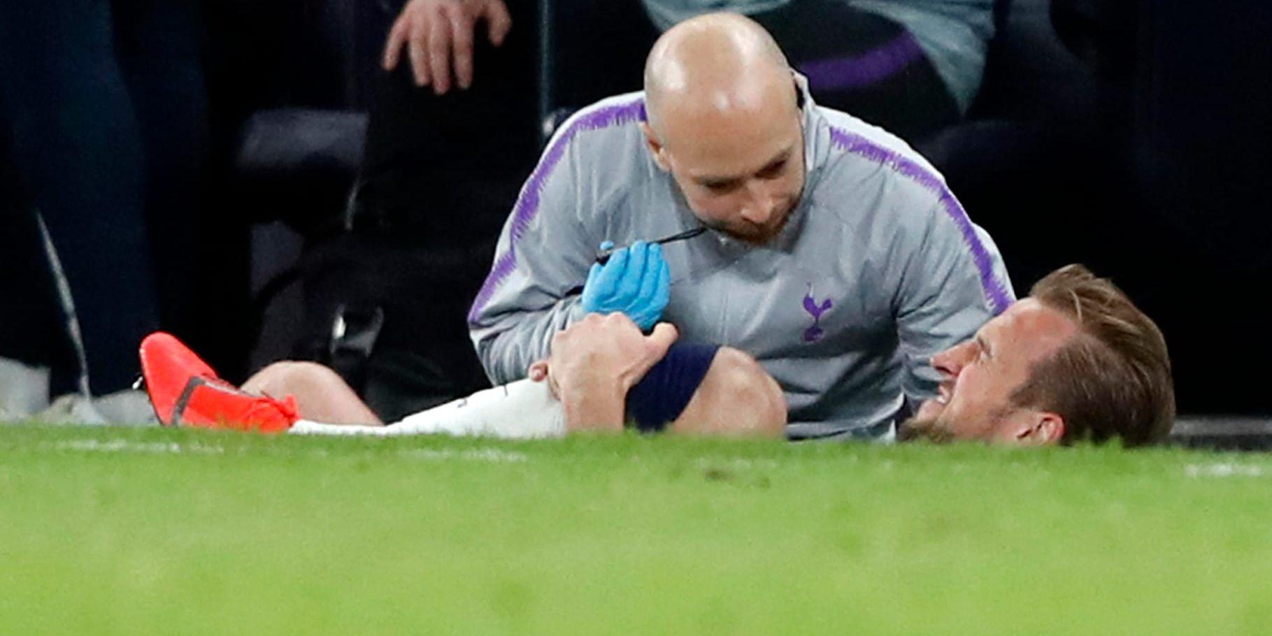 Harry Kane får behandling på plan under matchen mellan Tottenham och Manchester CIty. Kane riskerar nu att missa resten av säsongen.
