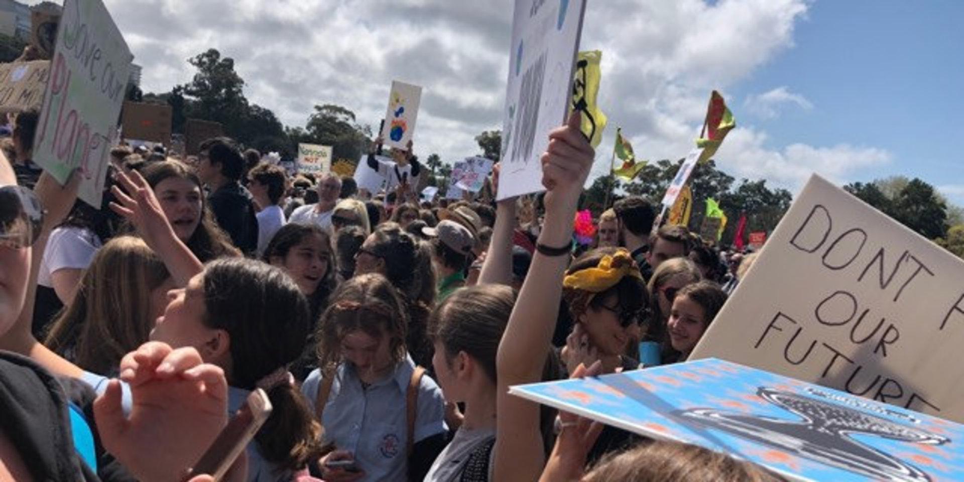 Uppslutningen var stor när skolelever och andra klimatstrejkade i Sydney i Australien på fredagen.