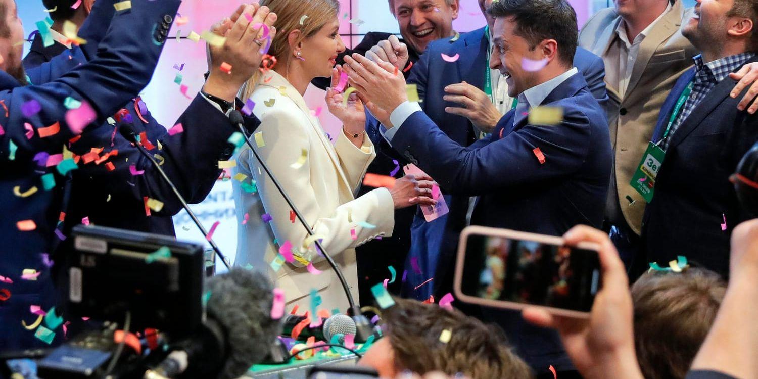 Den ukrainske skådespelaren och komikern Volodymyr Zelenskyj firar med sin fru Olena när resultatet i valundersökningen presenteras.