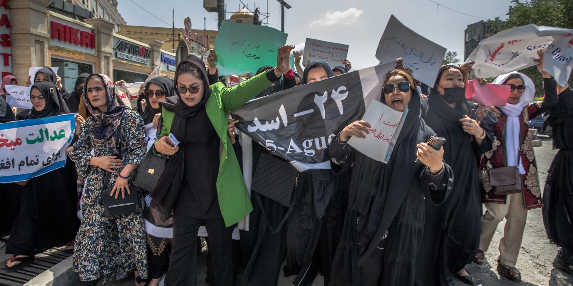 En grupp kvinnor demonstrerade i Kabul under lördagen. Flera journalister som bevakade händelsen greps.