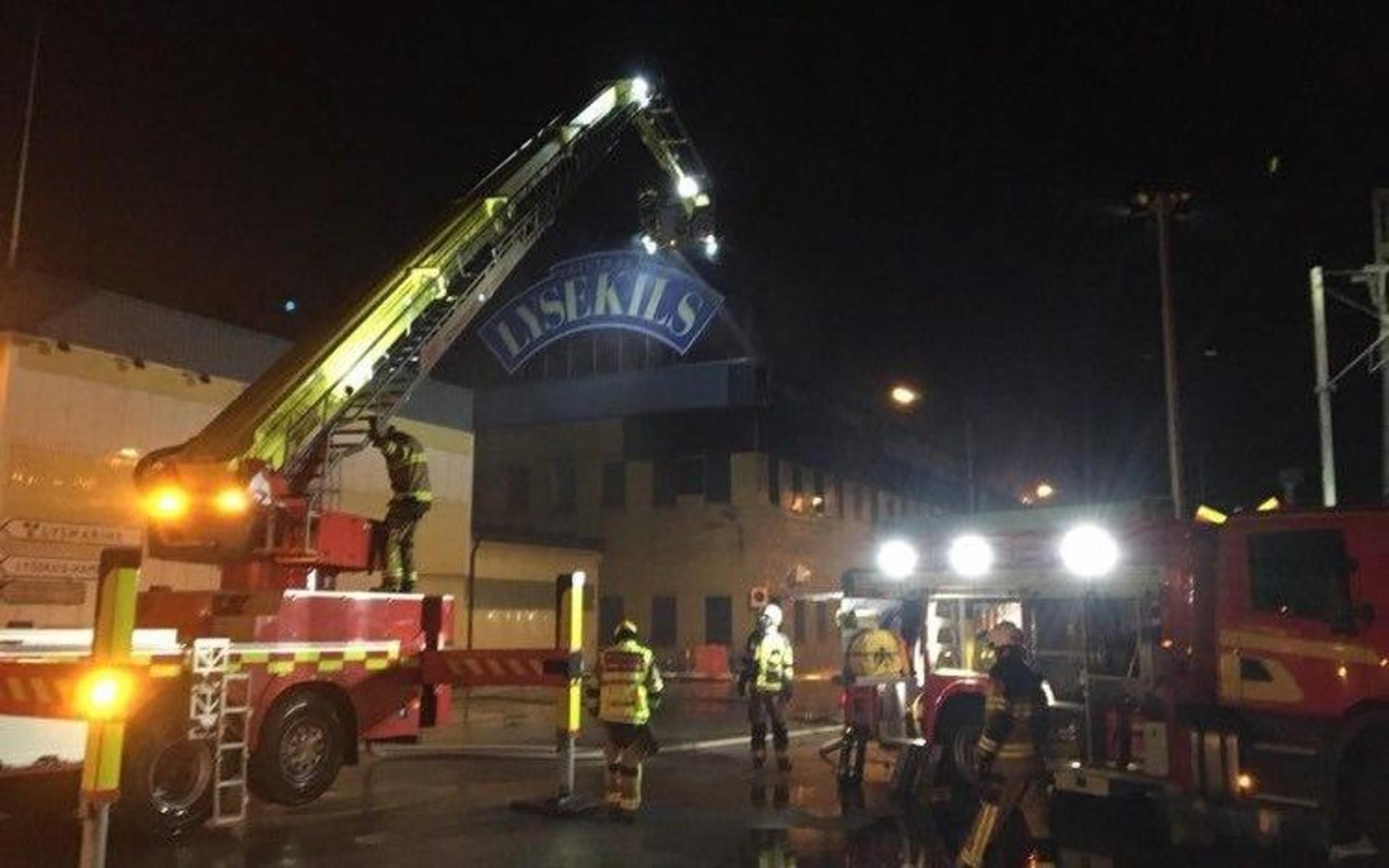 Flera brandmän arbetade under natten vid hamnen i Lysekil. Under torsdagsmorgonen pågick fortfarande släckningsarbetet.