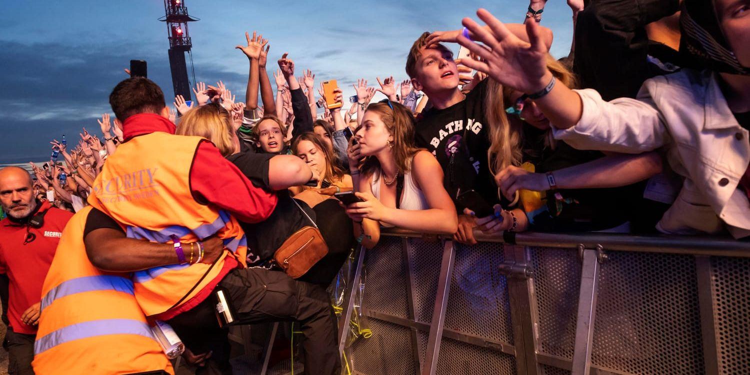 Personer som inte mår bra i publiken dras ut av säkerhetsvakterna under Travis Scotts uppträdande på Lollapalooza på Gärdet i Stockholm.