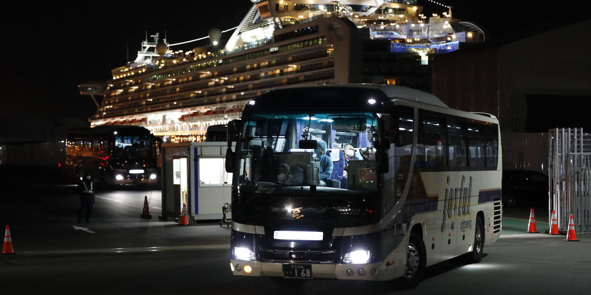Bussar med passagerare från Diamond Princess lämnar hamnen i Yokohama, nära Tokyo, i fredags.