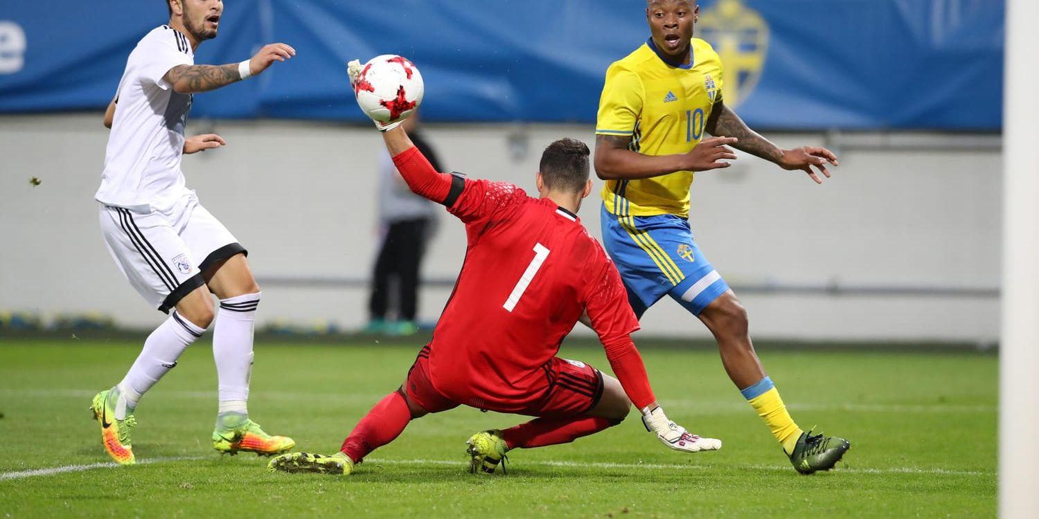 Carlos Strandberg gjorde hattrick i Sveriges 4–1-seger mot Cypern. 3–0 kom efter en kylig lyftning förbi målvakten.