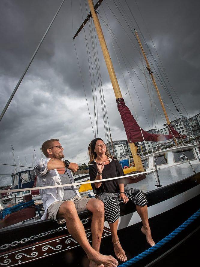 TILL HAVS. Sanna och Svante Lohm är på väg söderut, med segelbåten "Black Pearl." Bild: Andreas Olsson