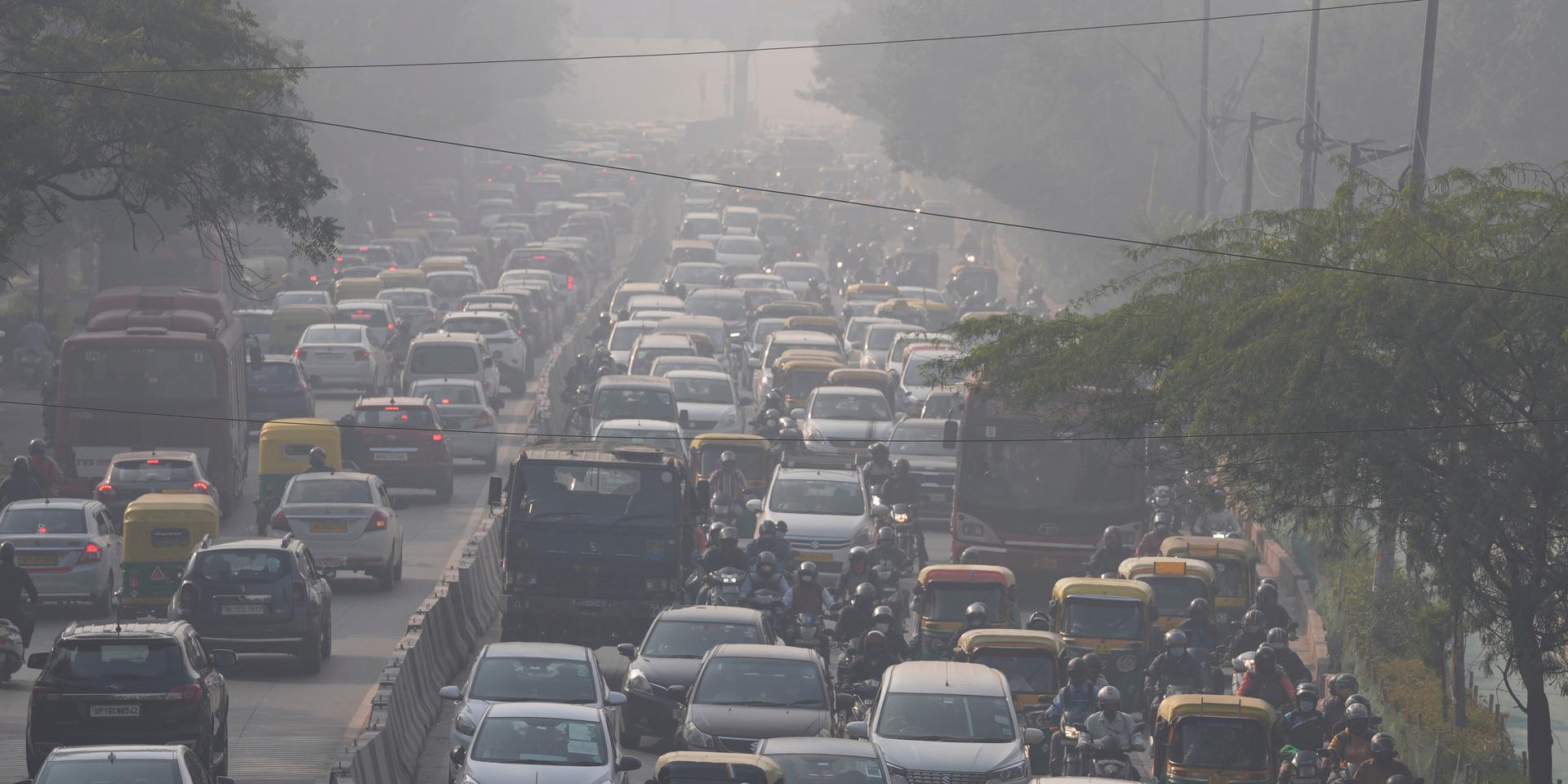 Pendlare i den hälsovådliga luften i Delhi under onsdagsmorgonen.