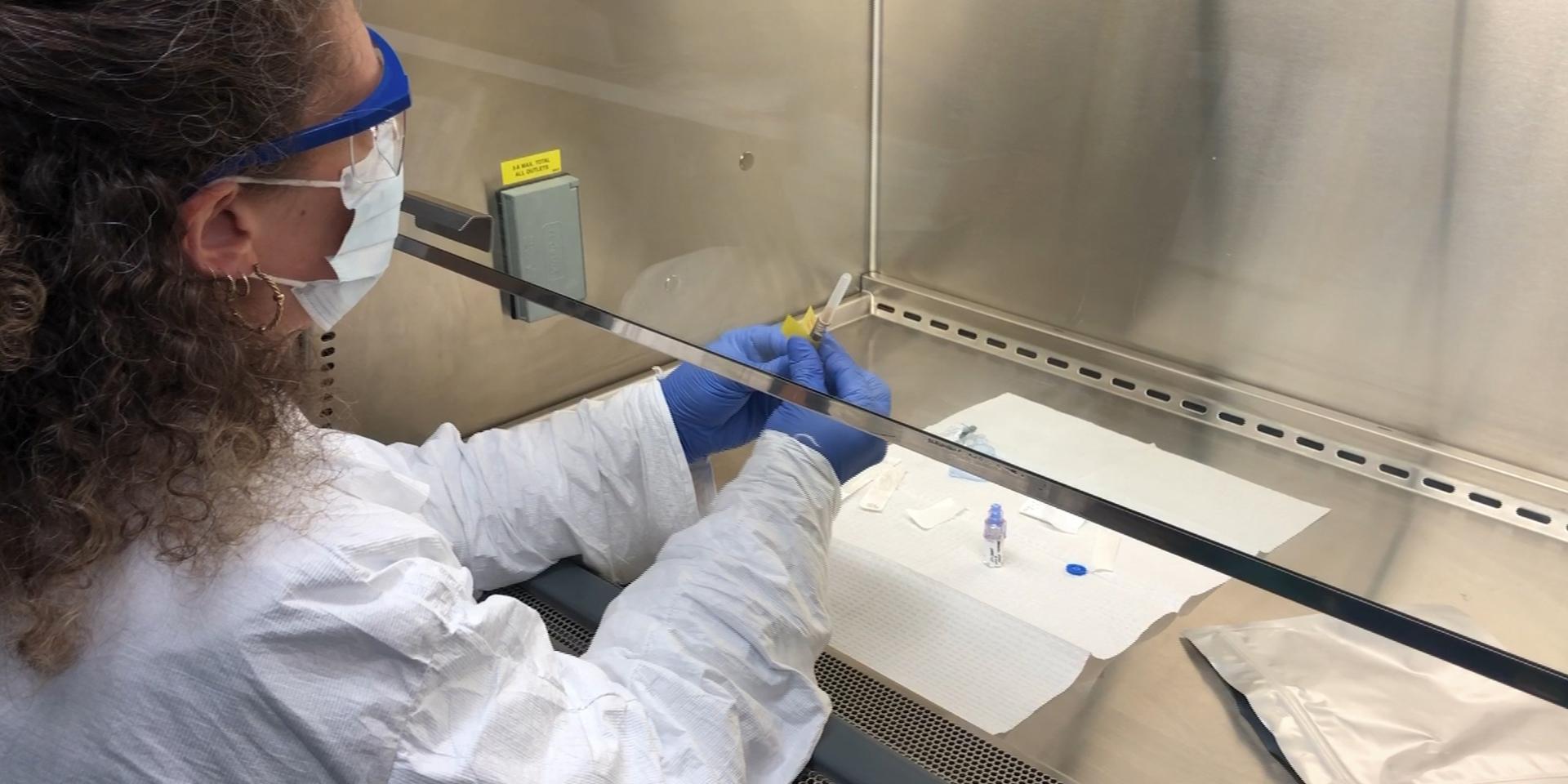Många laboratorier försöker utveckla ett vaccin mot coronaviruset, men det kan ta tid innan det är klart att använda enligt WHO. Arkivbild. 