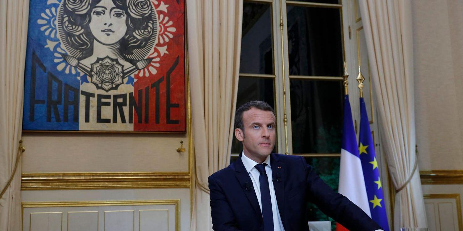 Frankrikes president Emmanuel Macron inför en tv-intervju på söndagen, då han meddelade att papperslösa som begår brott kommer att avvisas från landet.
