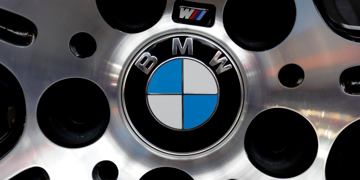 Den tyska biljätten BMW meddelar att man återkallar omkring en miljon bilar i Nordamerika. Arkivbiöld.
