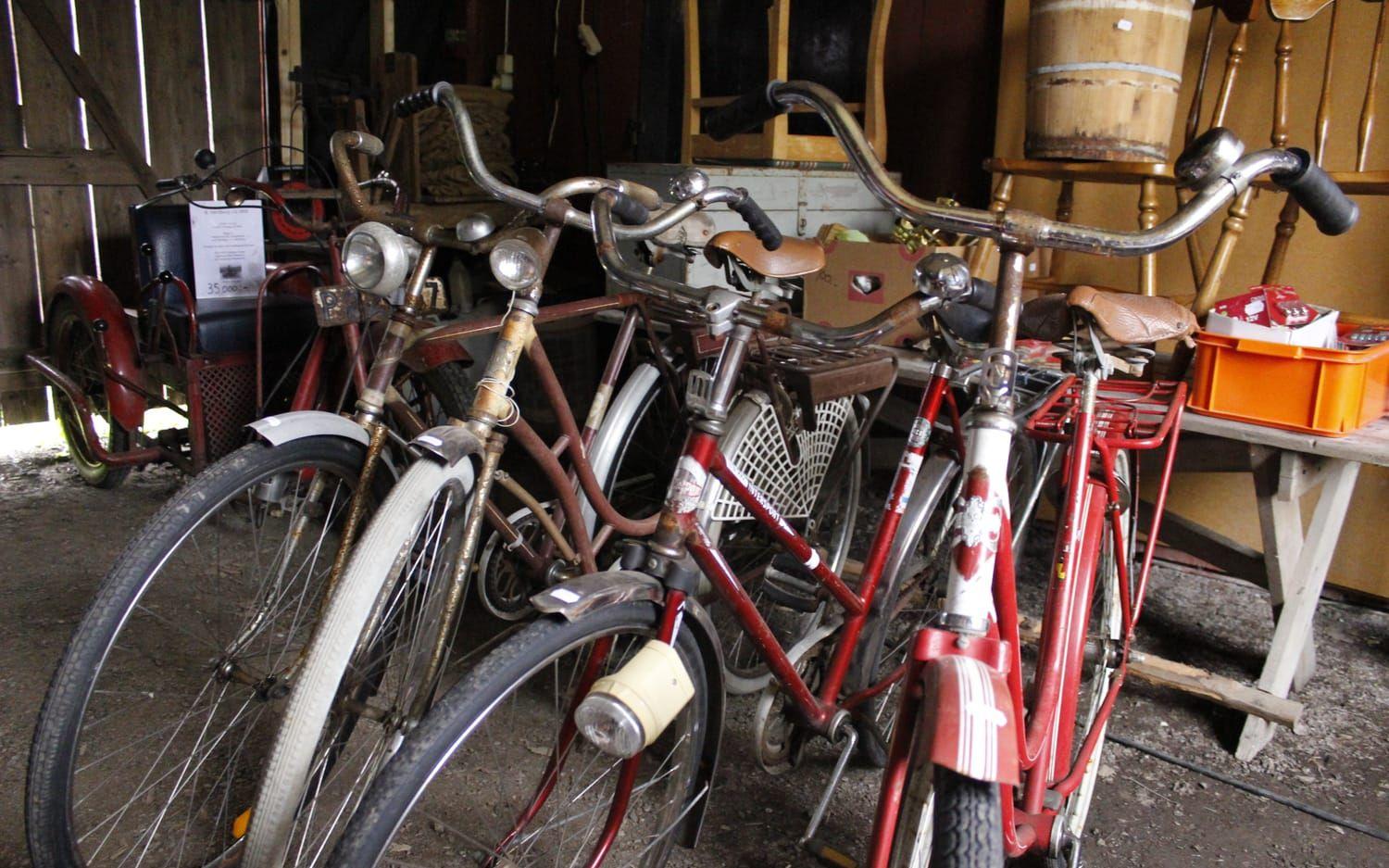 Loppis i Frändefors säljer ett gäng gamla cyklar.