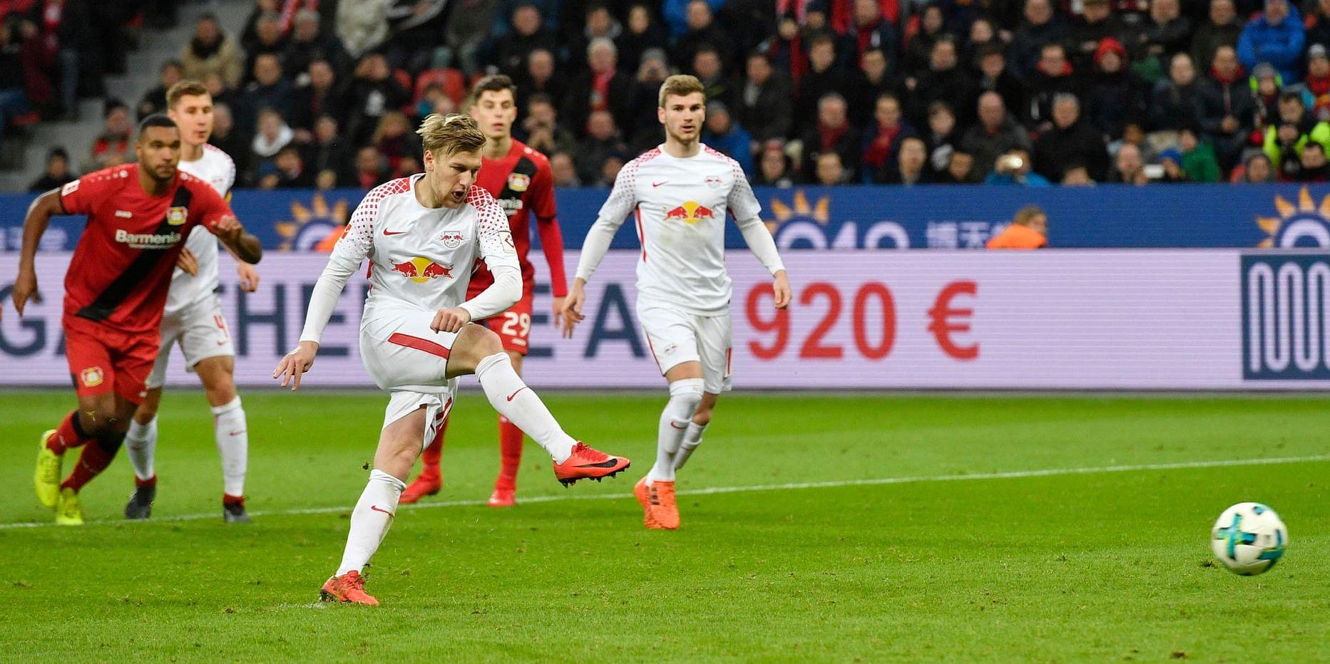 Emil Forsberg gör mål på straff mot Leverkusen.
