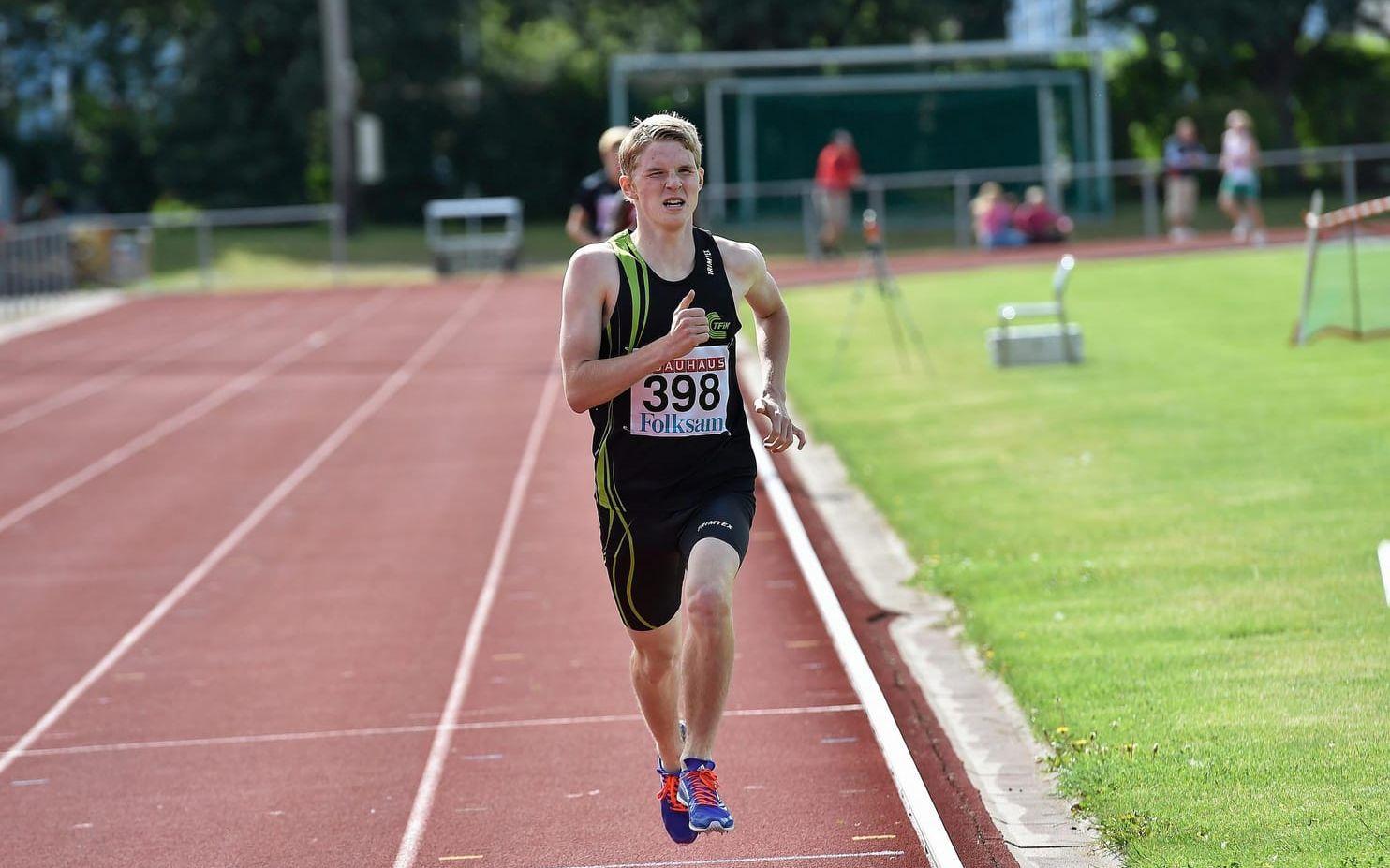 Guldmedaljör. Erik Jälknäs, Trollhättans FIK, på väg mot guld i pojkar 16 efter en smart löpning på 1500 meter.