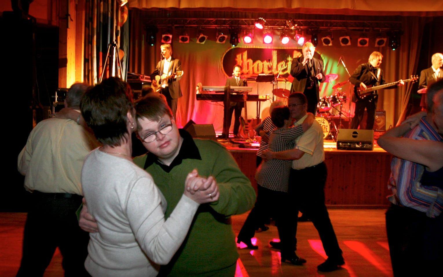 2007 Daniel Espeseth mötte dansbandet Thorleifs, han livs idoler, vid spelning i Parkhallen i Trollhättans Folkets park. Här en svängom med mamma Solveig på dansgolvet.