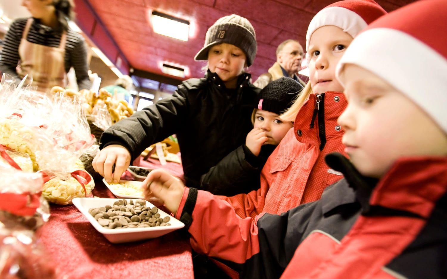 2009 Julmarknad i Folkets Park. Simon och Lovisa Hultbrand samt Tilda och Anton Hallin testar julgodis.