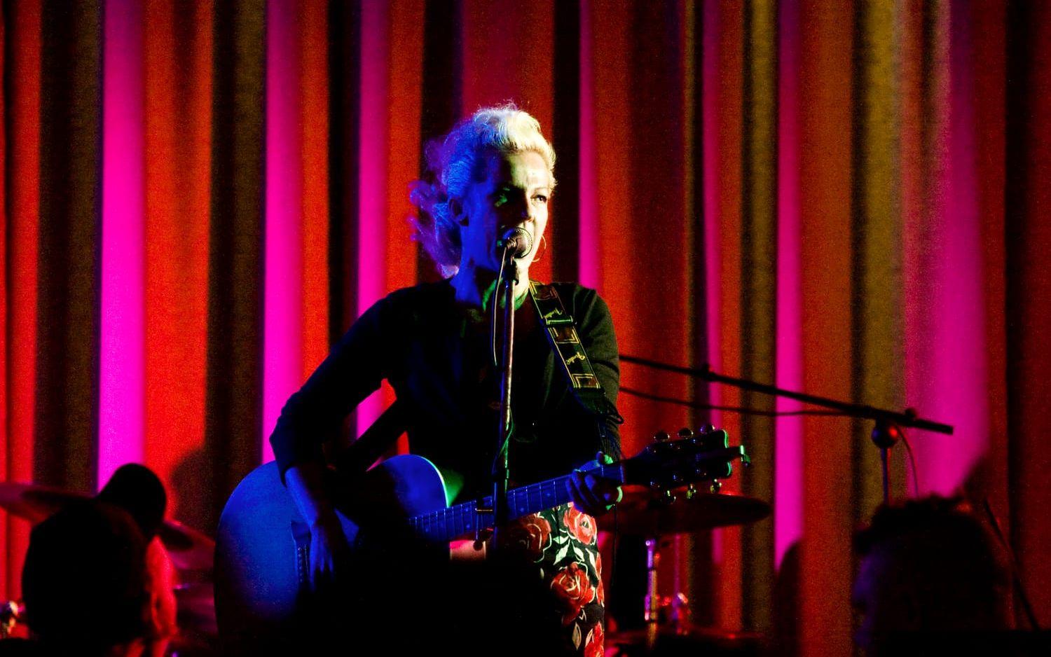 2009 Eva Eastwood uppträdde i Folkets Park.