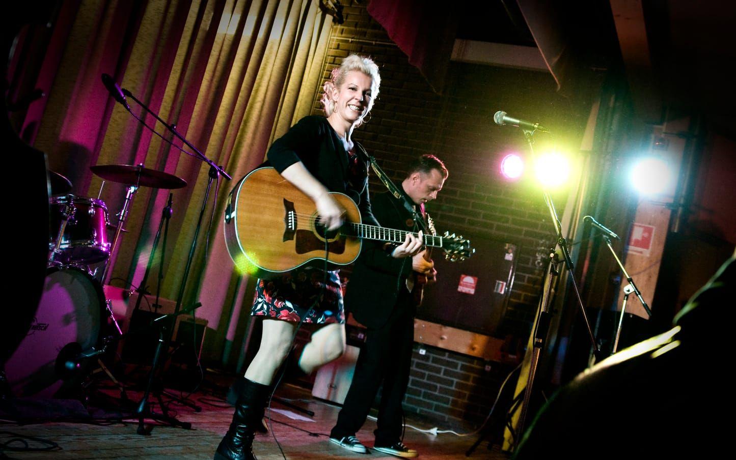 2009 Eva Eastwood uppträdde i Folkets Park. Jesper Wihlborg på gitarr.