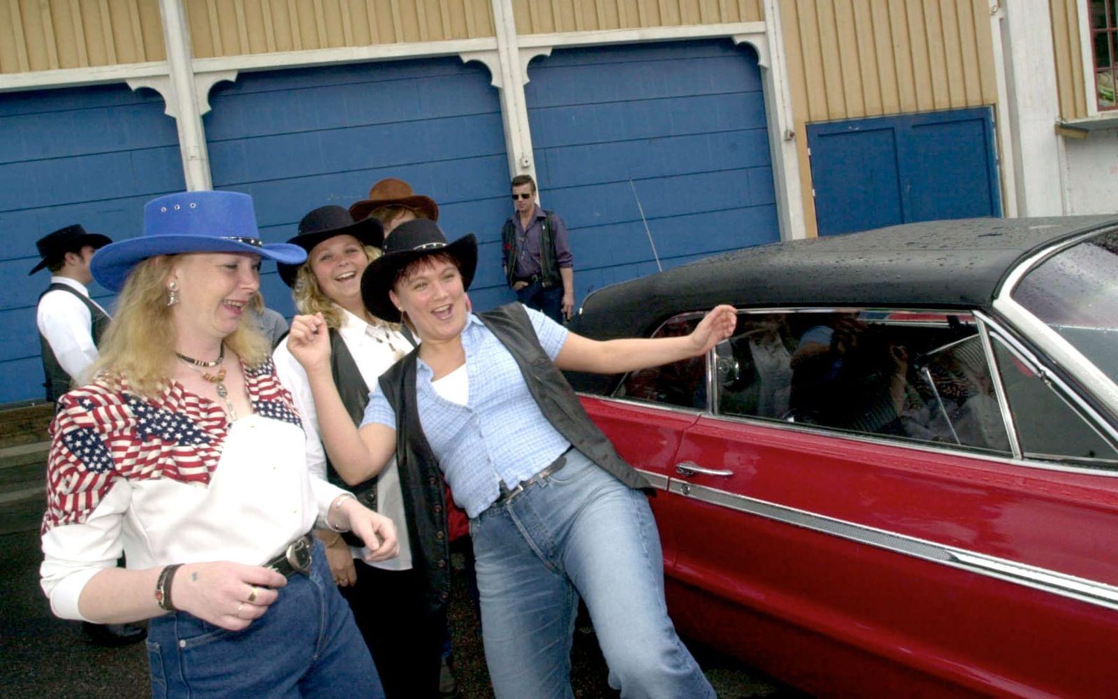 2002 Cruising med amerikanska bilar i Folkets Park. Laila Håkansson och Anna Svensson dansar linedance. 